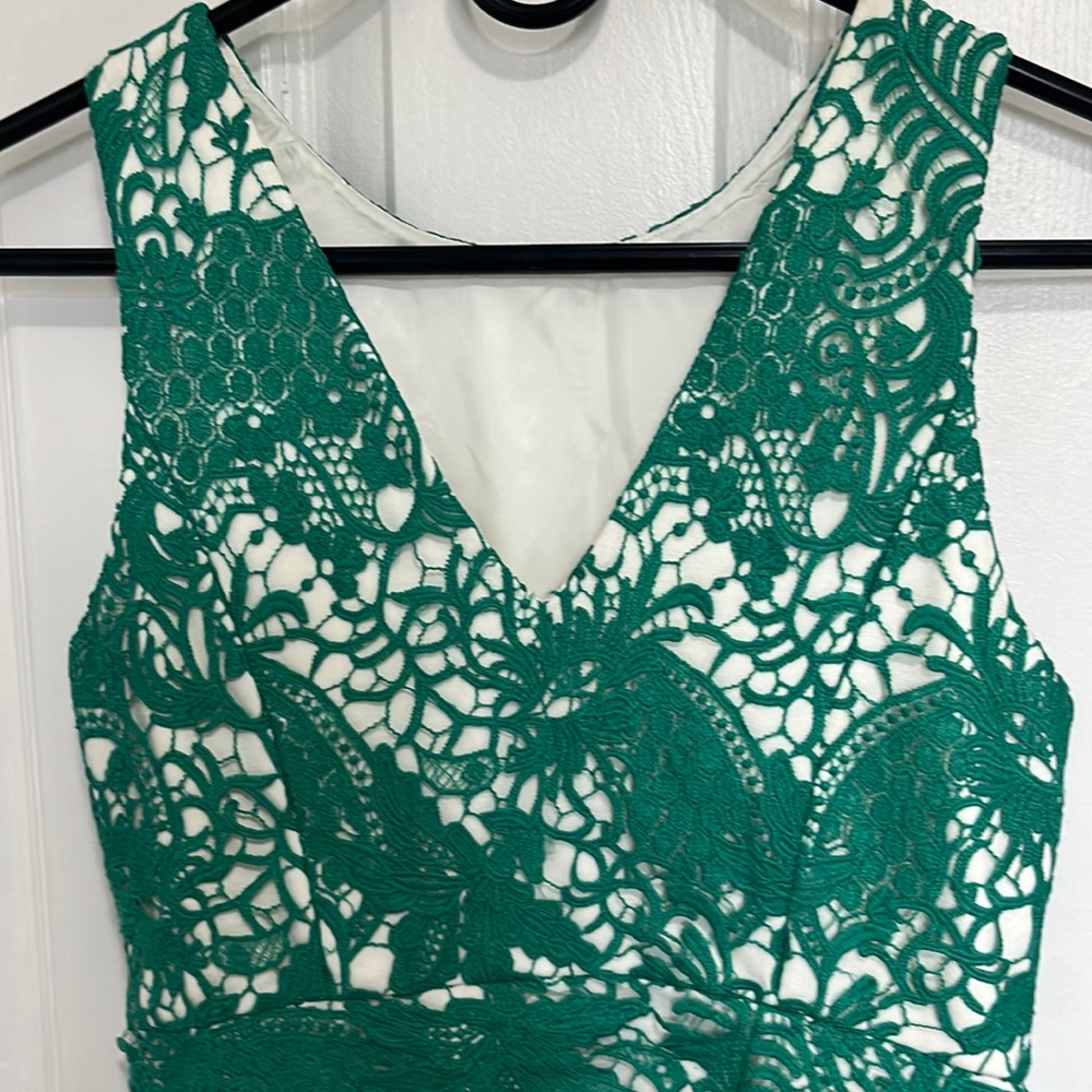 Green lace overlay on ivory rayon/polyester size 2p